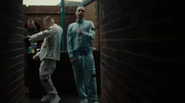 Baskets 'OOO' blanc cassé beige clair et flèche blanche portées par ArrDee dans le temps (vidéo officielle) avec @favedb95