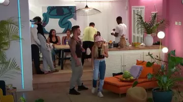 Le jean de maman en lambeaux porté par Dani Ex sur la plage (S05E05)