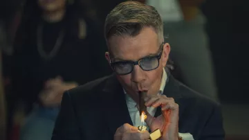 Gafas de sol Persol usadas por Henry Collins (Max Beesley) como se ve en The Gentlemen (S01E06)