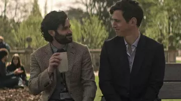 Chaqueta blazer a cuadros usada por Joe Goldberg (Penn Badgley) como se ve en la serie de televisión You (Temporada 4 Episodio 1)