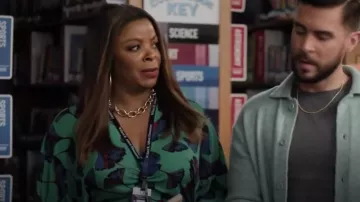 Dvf Diane Von Furstenberg Valerie Robe mi-longue à imprimé floral portée par Ava Coleman (Janelle James) comme on le voit dans Abbott Elementary (S03E07)