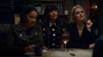 Alice + Olivia Aster Collared T-Shirt worn by Sam (Hannah Simone) as seen in Not Dead Yet (S02E05)