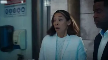 Suéter texturizado blanco de Theory usado por Sarah Truong (Mayko Nguyen) como se ve en Hudson & Rex (S06E10)