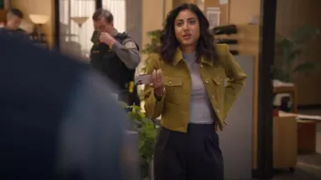 Avec Les Filles Crop Stretch Ponte Military Jacket portée par Emily Price (Vella Lovell) dans Animal Control (S02E02)