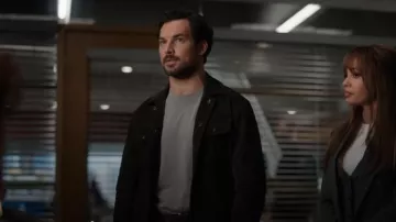 Veste en polaire matelassée Epic Olive de la marque Faherty portée par Cole Ellis (Giacomo Gianniotti) dans Wild Cards (S01E10)