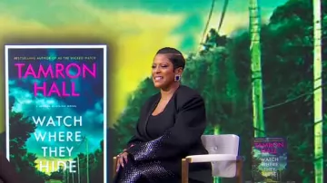 La veste blazer à manches incurvées ornée de strass Attico portée par Tamron Hall dans Good Morning America le 13 mars 2024