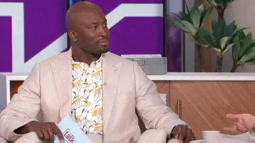 Camisa de popelina de algodón de manga corta y elástico Secret Wash de J. Crew usada por Akbar Gbaja-Biamila como se vio en The Talk el 11 de marzo de 2024