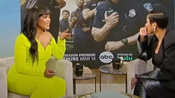 Haut Safiyaa Brielle Meknes porté par Angela Bassett lors du défilé Tamron Hall le 13 mars 2024