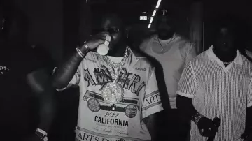 Chemise en soie Amiri Cream 'Rum Label' portée par Davido dans AWAY (Vidéo officielle)