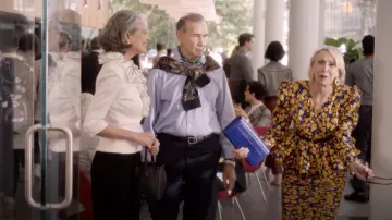 Et juste comme ça... Tenues : Bitsy Von Muffling (Julie Halston) porte une robe à fleurs dans la saison 1, épisode 1 de la série télévisée