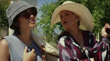 Bobet en denim noir porté par Peg (Jessica Henwick) dans la garde-robe du film Glass Onion : A Knives Out Mystery