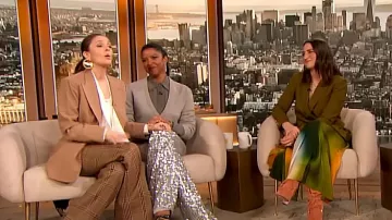 Michael Kors Pull en tricot à manches poussantes en cachemire porté par Renée Elise Goldsberry dans The Drew Barrymore Show le 11 mars 2024