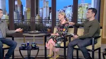 Vestido de seda con estampado de serpiente floral de Gucci usado por Kelly Ripa como se vio en VIVO con Kelly y Mark el 14 de marzo de 2024