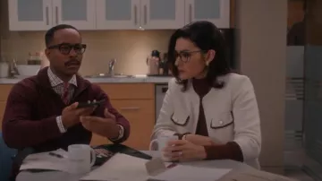 Veste Ted Baker Lioj portée par Susan (Inga Schlingmann) comme on le voit dans So Help Me Todd (S02E04)
