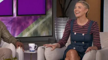 Vestido de mezclilla Alexis Danni usado por Amanda Kloots como se ve en el programa de televisión The Talk el 14 de marzo de 2024
