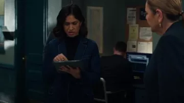 Sam Edelman Blazer de un botón para mujer Margot usado por la detective Violet Yee (Connie Saltzman) como se ve en La ley y el orden (T23E07)
