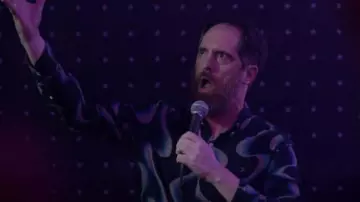 Camisa estampada de Farah Searling en azul marino usada por el entrenador Beard (Brendan Hunt) en atuendos de la serie de televisión Ted Lasso (T01E07)