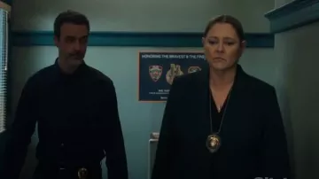 Blazer Calvin Klein à manches roulées ouvertes sur le devant porté par le lieutenant Kate Dixon (Camryn Manheim) dans Law & Order (S23E07)