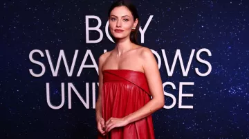 Robe en cuir rouge Proenza Schouler portée par Phoebe Tonkin lors de la première de Boy Swallows Universe en Australie le 11 janvier 2024