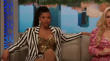 Veste à boutonnage Norma Kamali portée par Wickie Roy (Renée Elise Goldsberry) dans Girls5eva (S03E01)