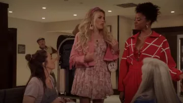 Vestido de Bardot Zelina usado por Summer Dutkowsky (Busy Philipps) como se ve en Girls5eva (S03E01)