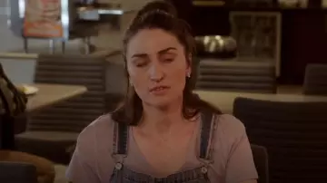 We The Free Ziggy Overalls porté par Dawn Solano (Sara Bareilles) comme on le voit dans Girls5eva (S03E01)