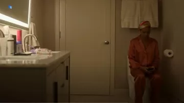 Pijama Olivia Von Halle Fifi usado por Kimberlyn Kendrick (Christina Elmore) como se ve en Las chicas en el autobús (S01E01)