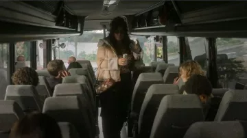 Tory Burch McGraw Patchwork Wedge Bag porté par Lily Rahaii (Awni Abdi-Bahri) comme on le voit dans The Girls on the Bus (S01E01)