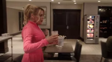 Pantalones de terciopelo de Jeremy Scott x Adidas usados por Summer Dutkowsky (Busy Philipps) como se ve en Girls5eva (S03E01)