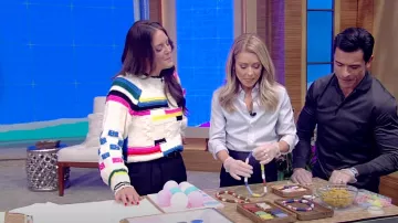 Mother The Itsy Raglan Cotton Blend Sweater usado por Monica Mangini como se vio en LIVE with Kelly and Mark el 15 de marzo de 2024