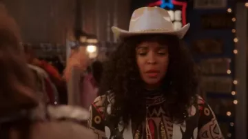 Kikiriki Mock Neck embelli porté par Wickie Roy (Renée Elise Goldsberry) comme on le voit dans Girls5eva (S03E01)