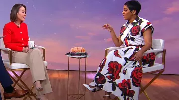 Alexander McQueen Robe chemise mi-longue plissée à manches courtes à imprimé floral portée par Tamron Hall dans Good Morning America le 15 mars 2024