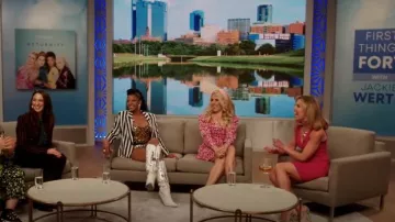 Azalea Wang Botte western portée par Wickie Roy (Renée Elise Goldsberry) comme on le voit dans Girls5eva (S03E01)