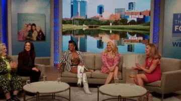 Karl Lagerfeld Paris Catori Sneakers usadas por Gloria McManus (Paula Pell) como se ve en Girls5eva (T03E01)