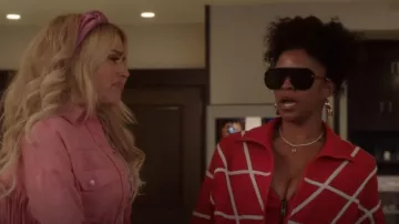 Azalea Wang Track Bomber porté par Wickie Roy (Renée Elise Goldsberry) comme on le voit dans Girls5eva (S03E01)