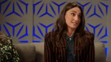 Blazer court Inez noir porté par Dawn Solano (Sara Bareilles) comme on le voit dans Girls5eva (S03E01)