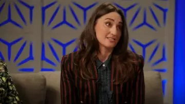 Top en smoking à monture porté par Dawn Solano (Sara Bareilles) comme on le voit dans Girls5eva (S03E01)