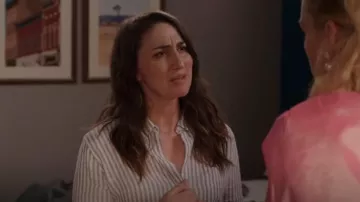 Camisa Rails Charli usada por Dawn Solano (Sara Bareilles) como se ve en Girls5eva (T03E02)