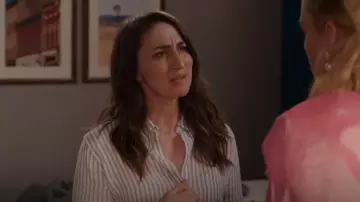 Rails Charli Shirt porté par Dawn Solano (Sara Bareilles) comme on le voit dans Girls5eva (S03E02)