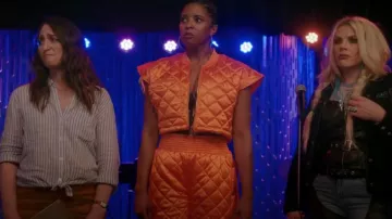 Robe en satin Akira portée par Wickie Roy (Renée Elise Goldsberry) dans Girls5eva (S03E02)