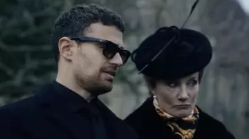 Les lunettes de soleil portées par Eddie Horniman (Theo James) dans la série The Gentlemen (S01E04)