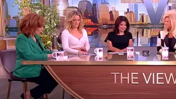 Blazer à revers Kobi Halperin Jordi Peak porté par Joy Behar tel qu’on le voit dans The View le 15 mars 2024