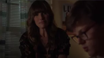 Ulla Johnson Haut Annabella porté par la mère de Chris dans 9-1-1 (S07E01)