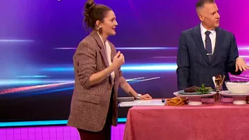 Chloé Blazer en laine mélangée porté par Drew Barrymore tel qu’on le voit dans The Drew Barrymore Show le 15 mars 2024