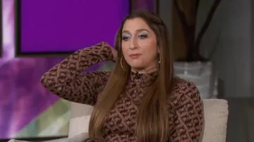 Diane von Furstenberg Birdie Top en Tarot Maze Black Coffee porté par Chelsea Peretti dans The Talk le 15 mars 2024