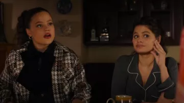 Chemise en jean Maje avec nœud en velours portée par Maggie Vera (Sarah Jeffery) comme on le voit dans Charmed (S04E01)