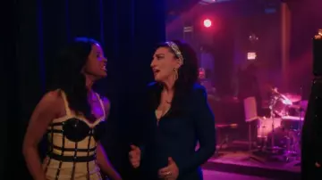 Karen Millen Bandage Knitted Jumpsuit portée par Dawn Solano (Sara Bareilles) comme on le voit dans Girls5eva (S03E02)