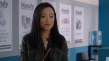 Peggy Li Weather El Collar de la Tormenta usado por Janet (Andrea Bang) como se ve en Kim's Convenience (T05E01)