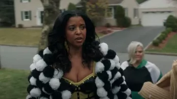 Akira Pom Pom Cartigan porté par Wickie Roy (Renée Elise Goldsberry) dans Girls5eva (S03E03)