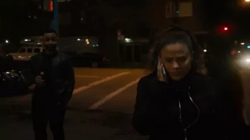 Maje Bloppane Plaid laine mélangée Bomber Jacket avec col en fausse fourrure | porté par Maggie Vera (Sarah Jeffery) comme on le voit dans Charmed (S04E02)